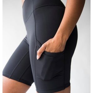 NEW P’tula Yvonne 8” short with pockets